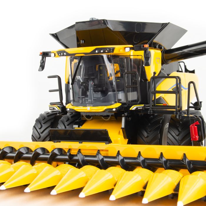 1/32 New Holland Combine CR11