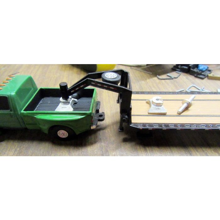 1/64 5th Wheel Plate w/pin to fit Ertl pickups